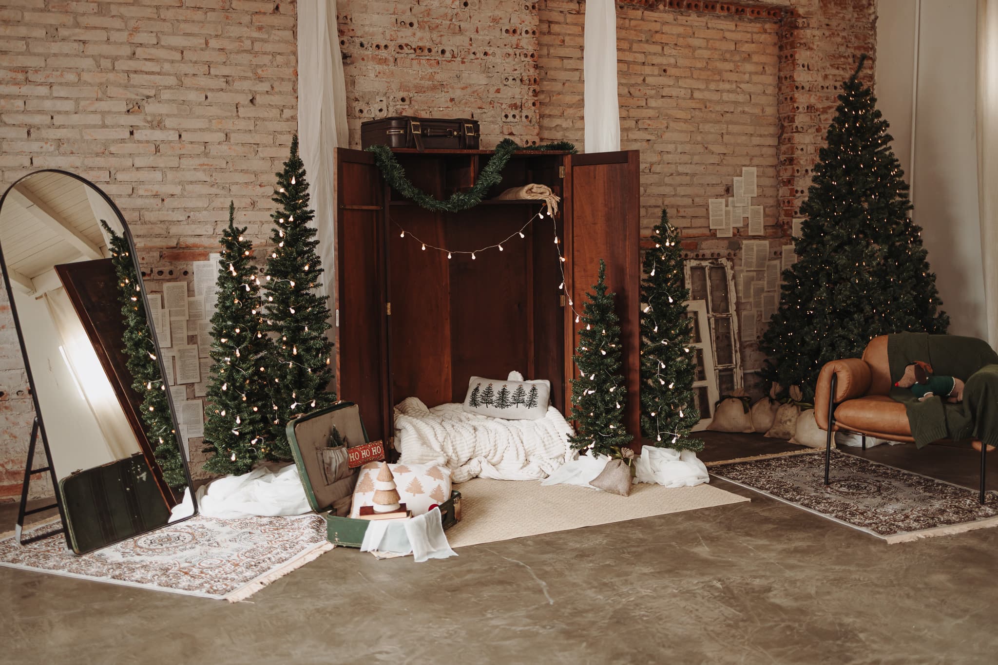 Cenário completo Crônicas de Natal com armário encantado, pinheiros e luzes